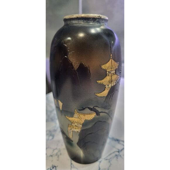 Black and Gold Vase With Asain Motif - Picture 12 of 13
